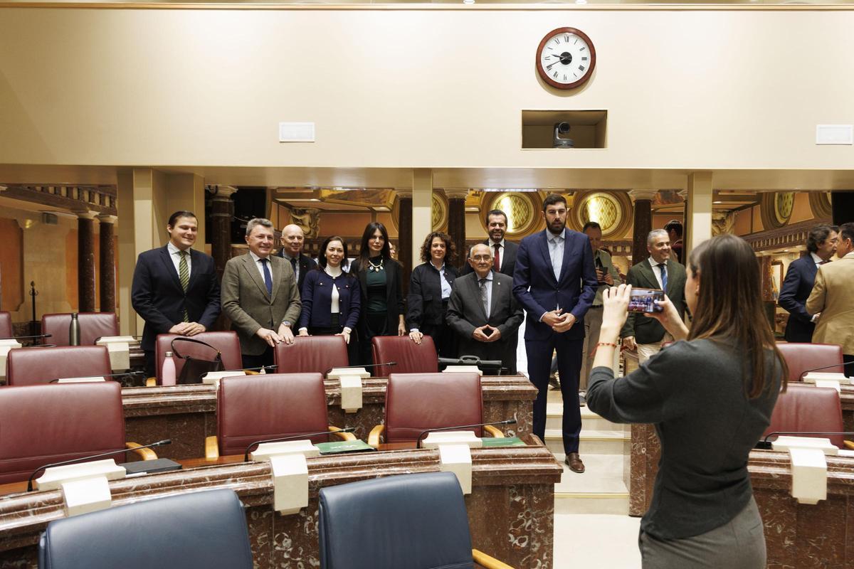 El Grupo Parlamentario Vox posa para una fotografía la semana pasada en la Asamblea Regional.