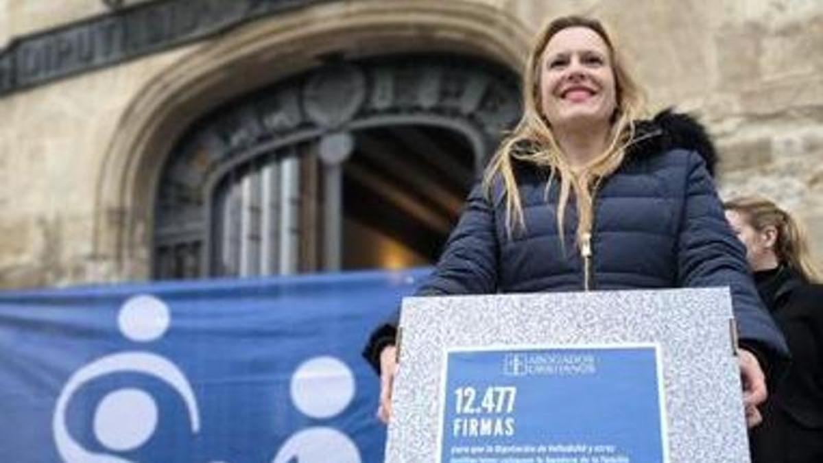 La presidenta de Abogados Cristianos con la bandera de la Familia.