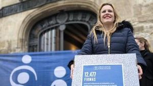 La presidenta de Abogados Cristianos con la bandera de la Familia.