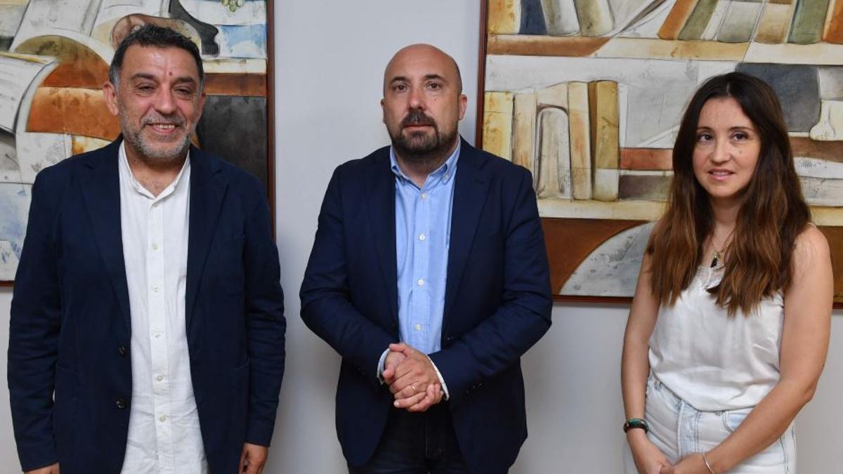 Antonio Estévez, José Manuel Lage y Ruth Iglesias, en la redacción de LA OPINIÓN de A Coruña.