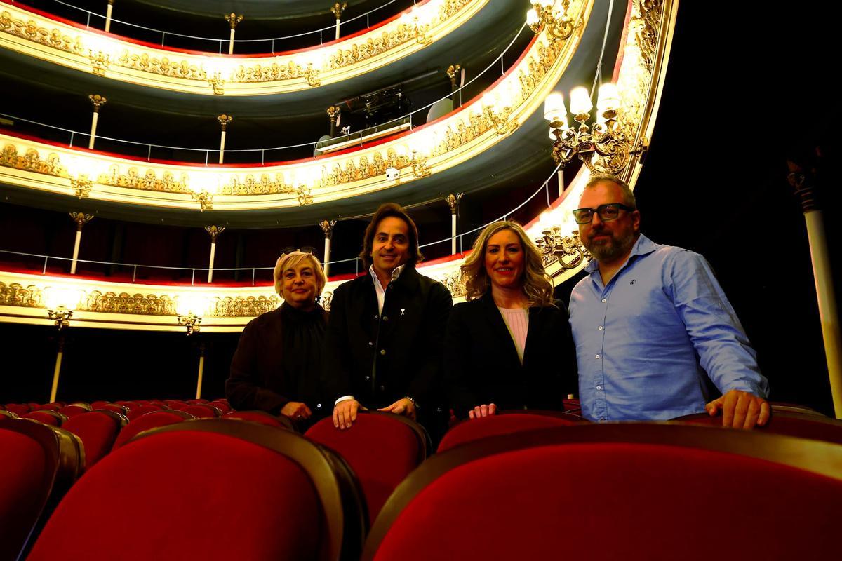 Nacho del Río y Beatriz Bernad junto a la directora escénica Marian Pueo y el productor Toño Monzón