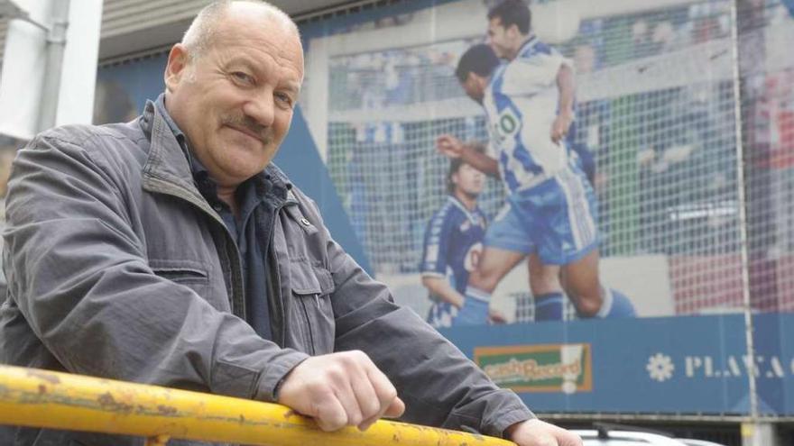 Eduardo Blanco posa frente al estadio de Riazor.