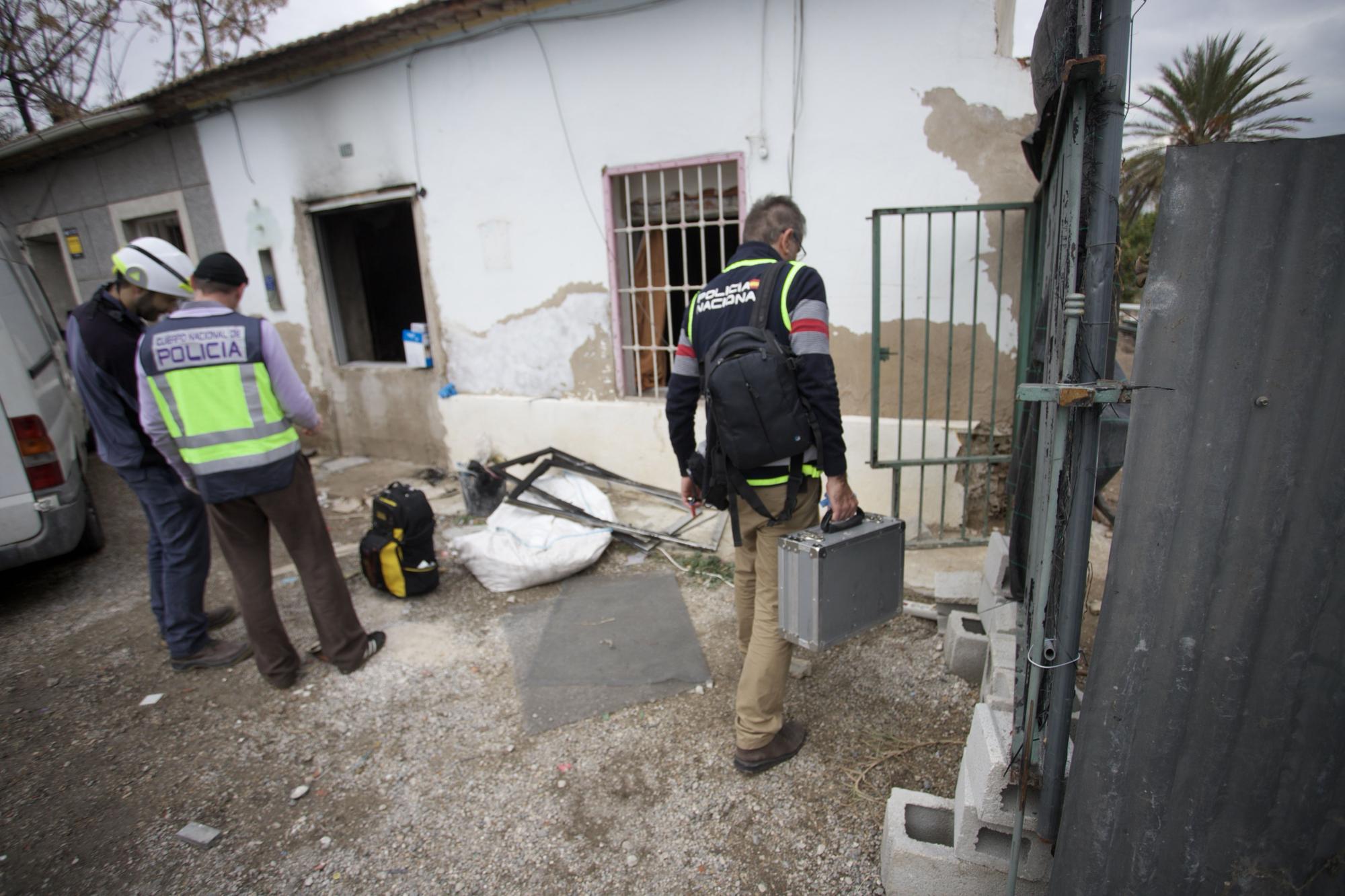 Descubren un arsenal de armas de guerra en una casa incendiada en Murcia