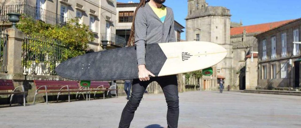 Enrique Gil, en la Plaza de Santa María con dos tablas diseñadas por él. // Gustavo Santos