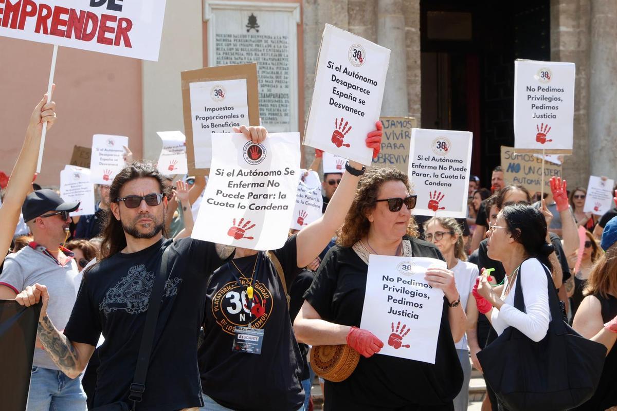 Los autónomos valencianos toman el centro de València para reclamar una legislación propia Los autónomos valencianos toman el centro de València para reclamar una legislación propia