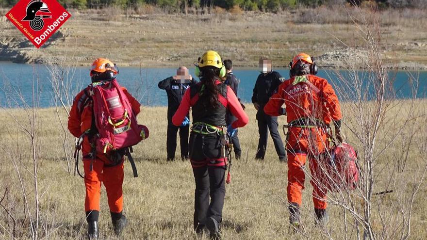 Un helicóptero de extinción cae al pantano de La Vila cuando hacía unas prácticas