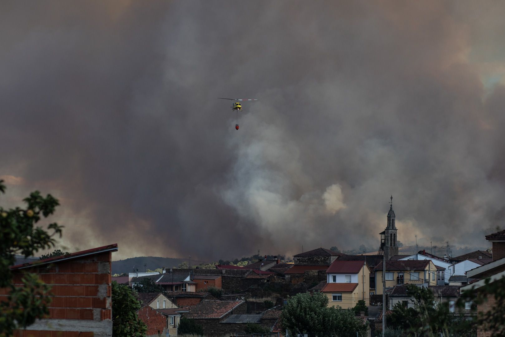 El incendio en Lober de Aliste, en diez imágenes