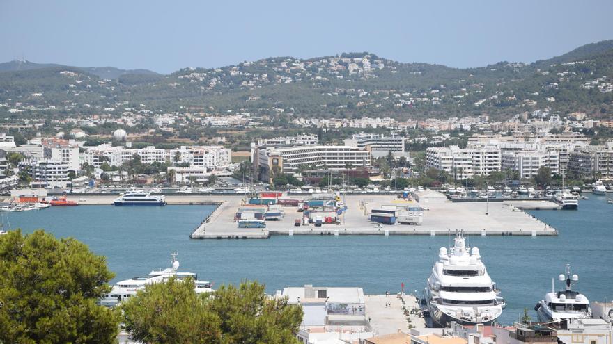 Critican la anulación de la salida de un barco por el cierre &quot;injustificado&quot; del muelle mercantil del puerto de Ibiza