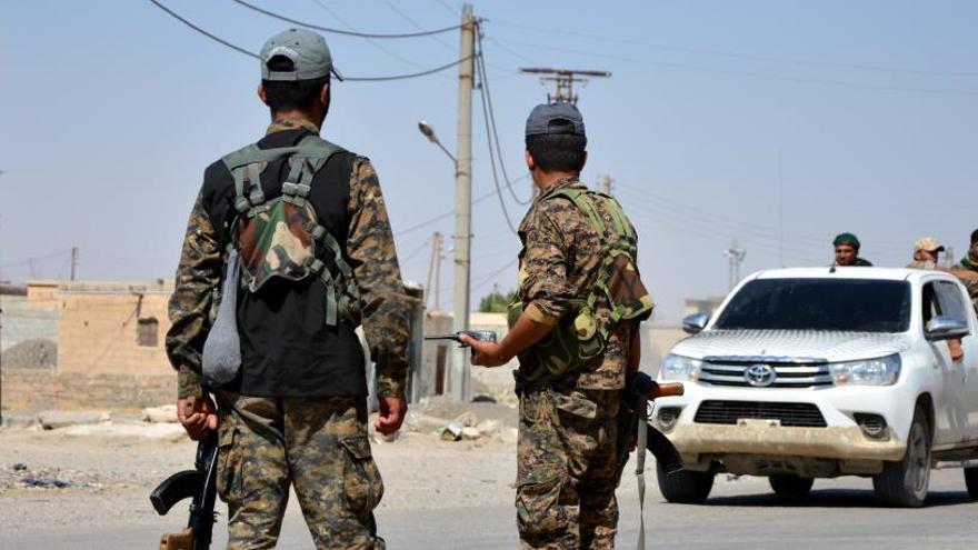 Soldados de las FDS vigilan una carretera cerca de Raqqa.