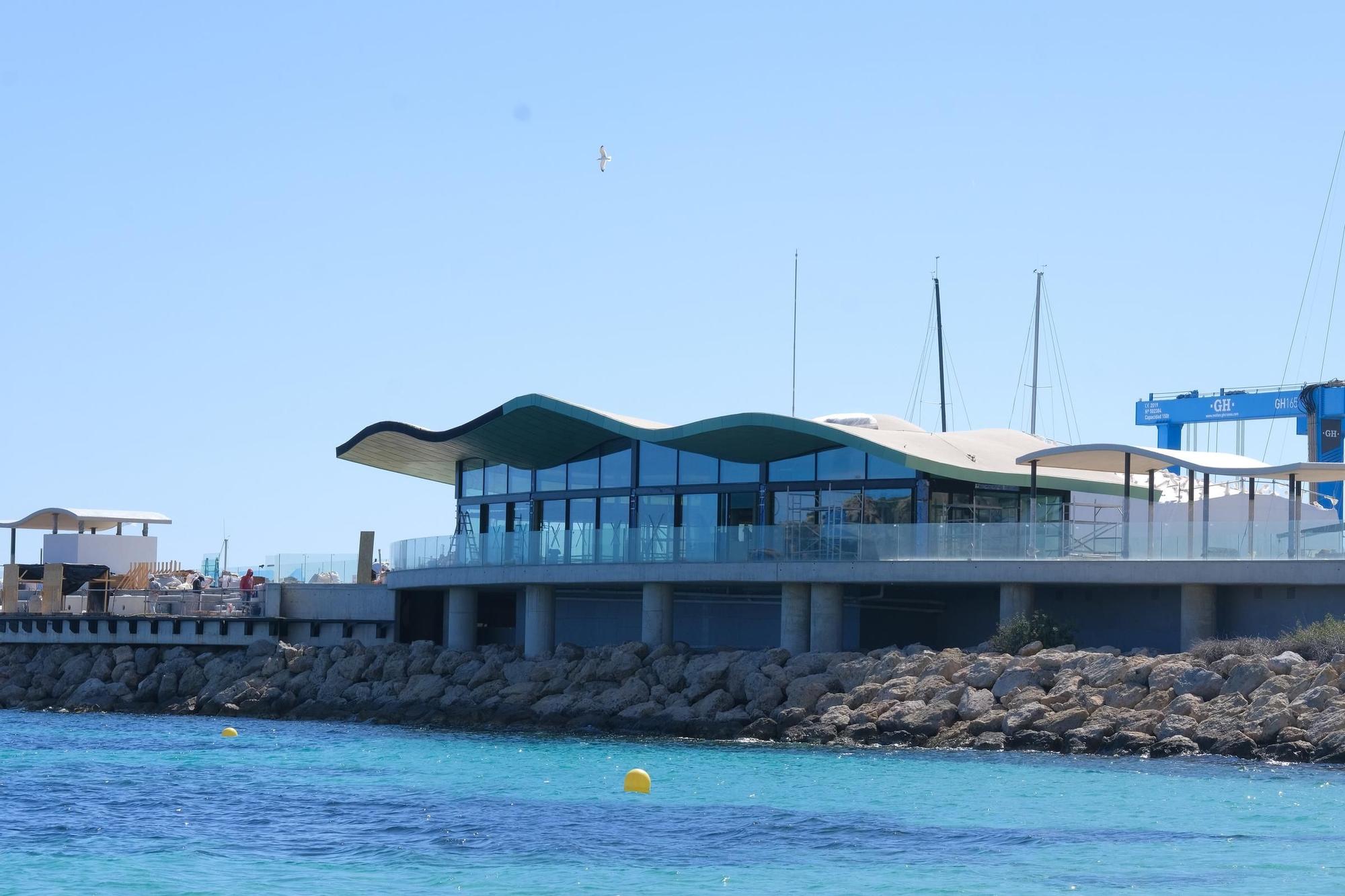Así es el restaurante beach-club que el grupo Cappuccino abre en Puerto Portals frente a la playa del Oratorio