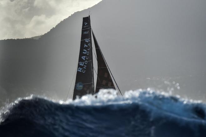 El capitán francés Armel Tripon navega con su Clase Multi 50 Reaute Chocolat multihull en Pointe-a-Pitre en la isla de Guadalupe, en el oeste francés, antes de cruzar la línea de meta en la Route du Rhum.