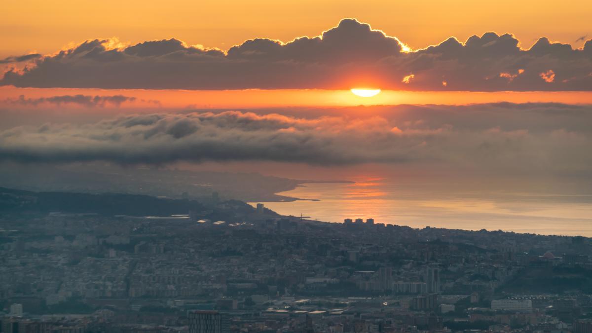 Nubes bajas matinales sobre Barcelona: estratos muy bajos en la parte inferior y stratocúmulos a mayor altura