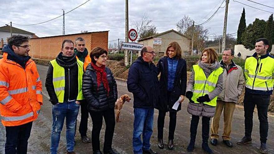 Clara San Damián, centro, con representantes municipales en la travesía de Fuentespreadas.