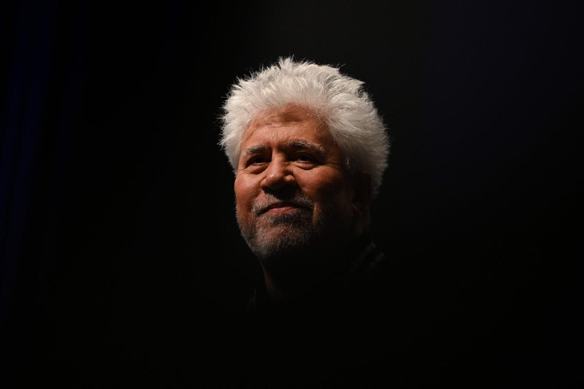 Pedro Almodóvar aterriza en Cannes. El cineasta estrena en Cannes el mediometraje ‘Extraña forma de vida’, con Ethan Hawke y Pedro Pascal, un wéstern protagonizado por dos gais que subvierte el género