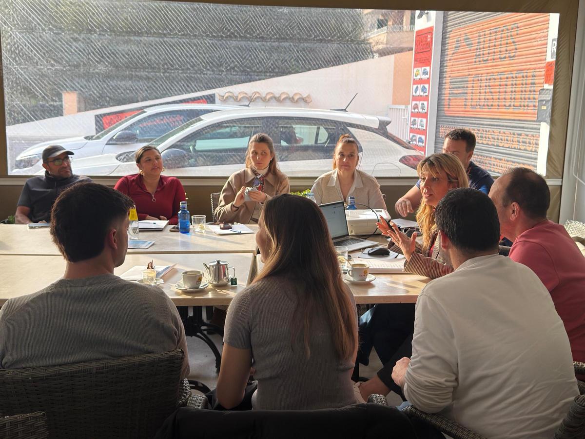 La alcaldesa de Andratx Estefanía Gonzalvo, durante la reunión mantenida con los vecinos en Camp de Mar.