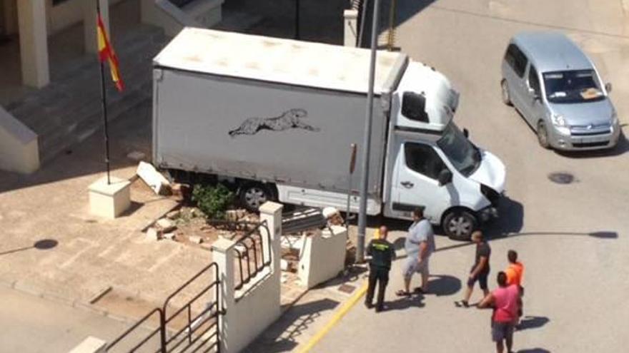 Un camión se empotra contra el cuartel de Navarrés