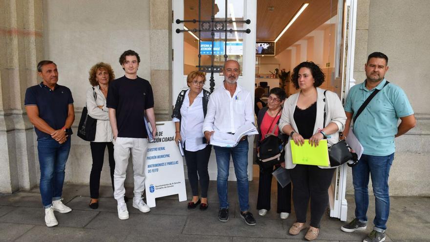 Representantes de los vecinos entregan las firmas en María Pita. |   // VÍCTOR ECHAVE
