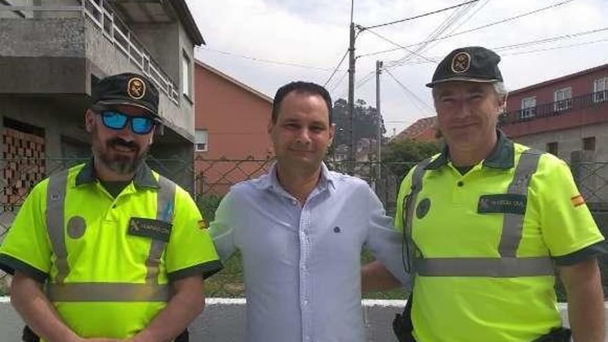 Los dos agentes con el hombre auxiliado. // FdV