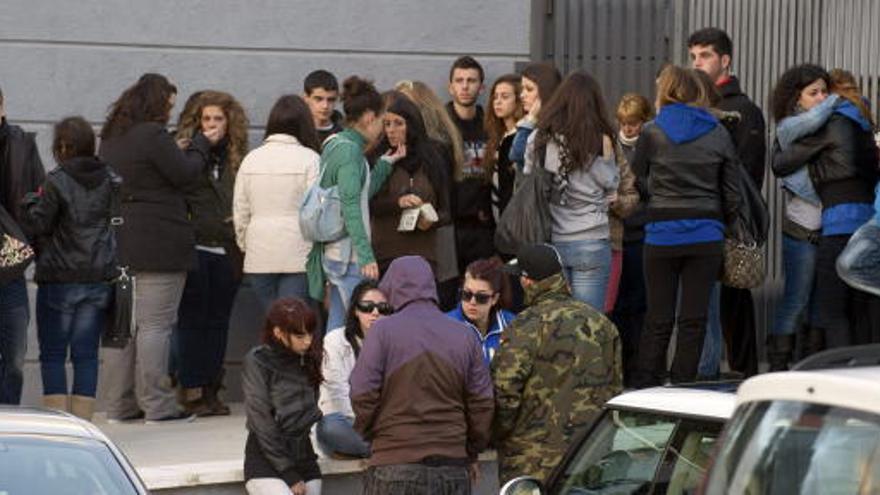 Compañeros y amigos de Katia, en el tanatorio.Compañeros y amigos de Katia, se acercan al tanatorio.