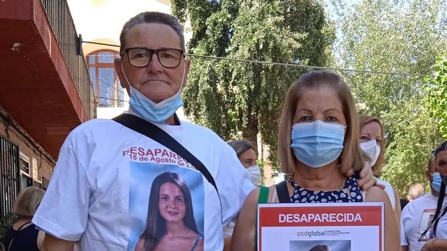 Los padres de María Teresa Fernández, con un cartel de su hija.