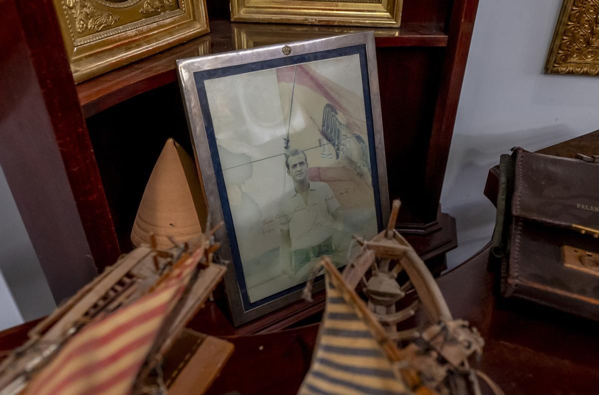 Retrato del Juan Carlos I dedicado, entre los bienes de la subasta.