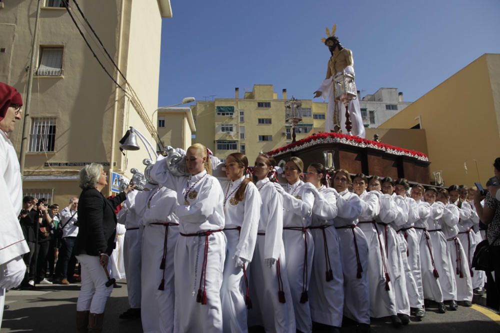 Desde un tinglao conjunto al colegio 'Espíritu Santo', a las cinco de la tarde del Viernes de Dolores comenzaba la Procesión de la Asociación de files de Jesús de la Salvación y la Virgen de la Encarnación.