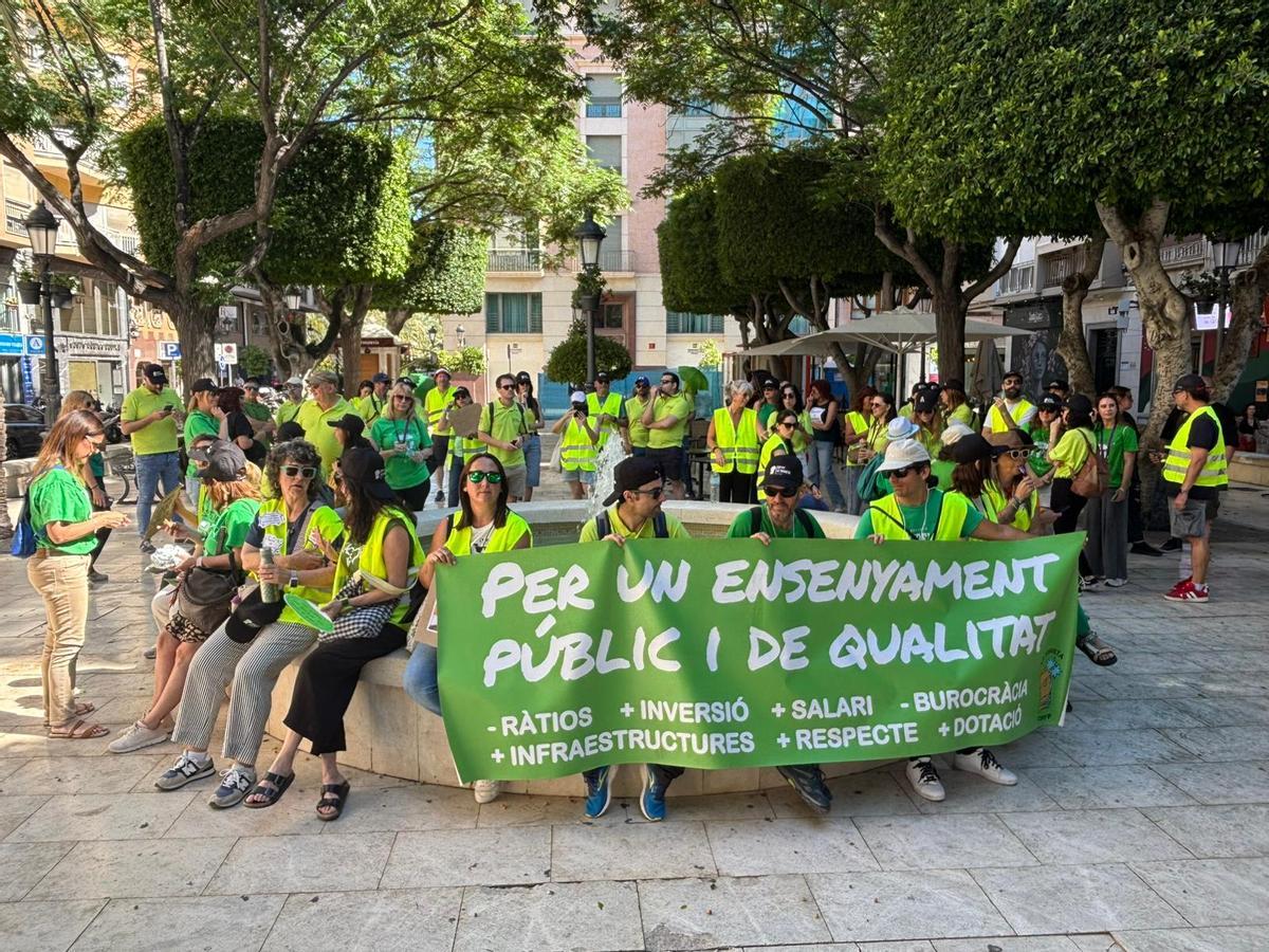Los manifestantes recorrieron varias plazas del centro de Elche con sus reivindicaciones