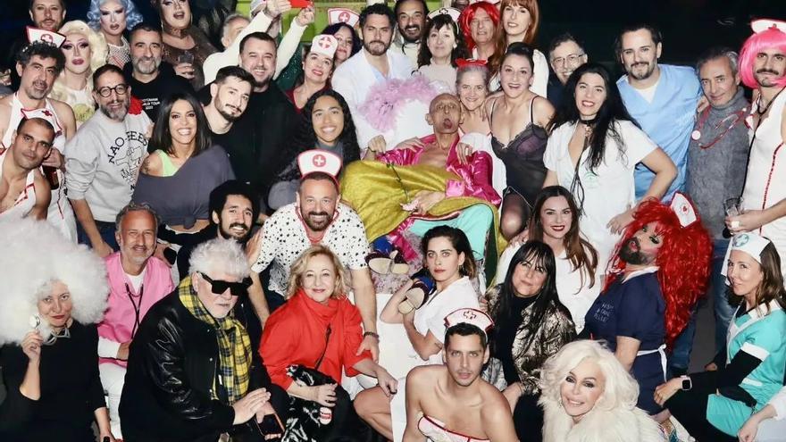 "Mi familia en mi gran fiesta hospitalaria. Os quiero a todas a reventar", escribió Estrella en su cuenta de Instagram