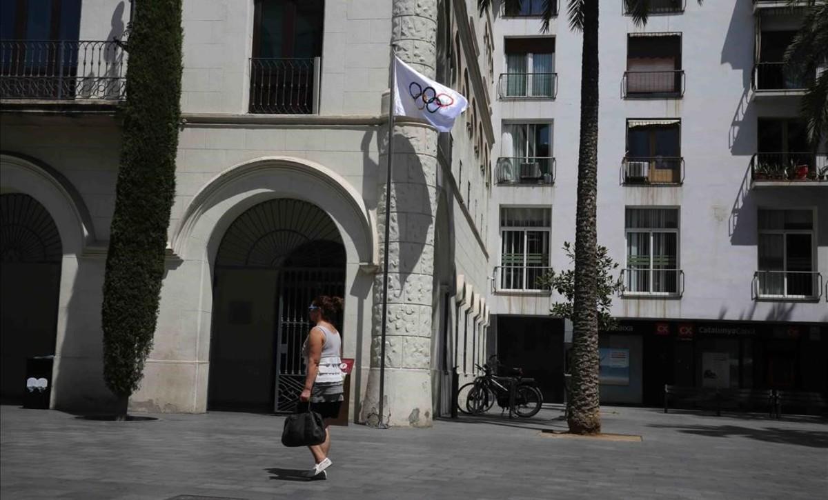 La bandera olímpica oneja a l’Ajuntament de Badalona en reconeixement a Mireia Belmonte.