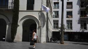 La bandera olímpica oneja a l’Ajuntament de Badalona en reconeixement a Mireia Belmonte.