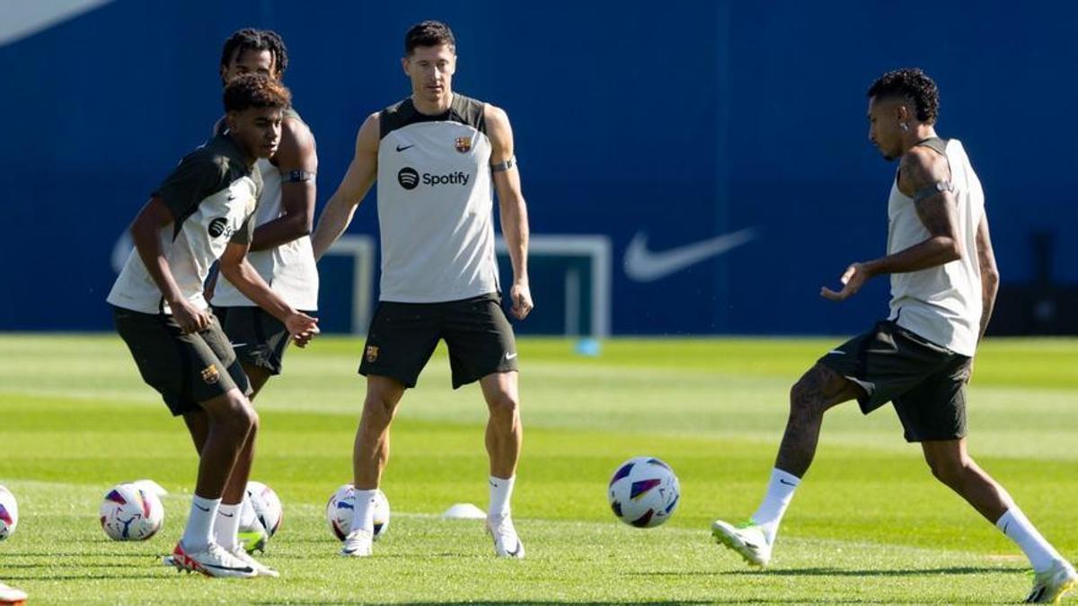 Lamine Yamal, Koundé, Lewandowski y Raphinha, en el entrenamiento previo del Barça al duelo con el Mallorca.