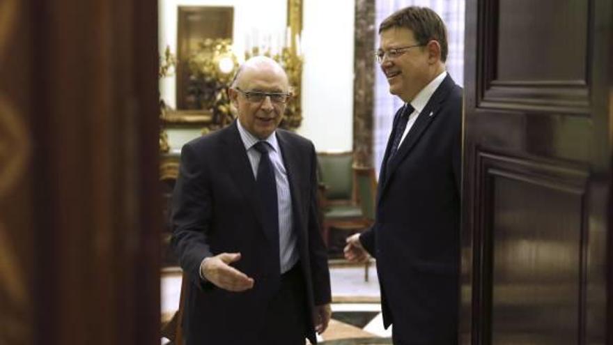 El ministro de Hacienda en funciones, Cristóbal Montoro, y el presidente de la Generalitat, Ximo Puig, en un encuentro reciente.