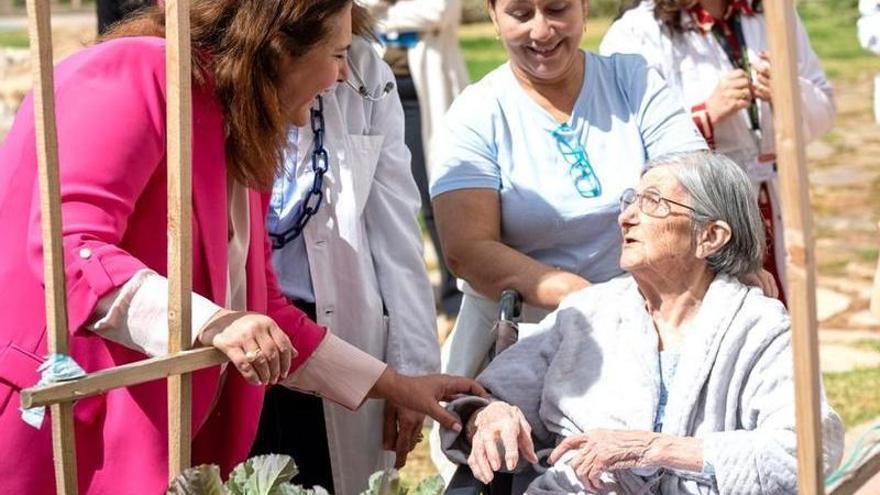 La consellera de Salud, Manuela García, visita las instalaciones del Hospital Joan March.