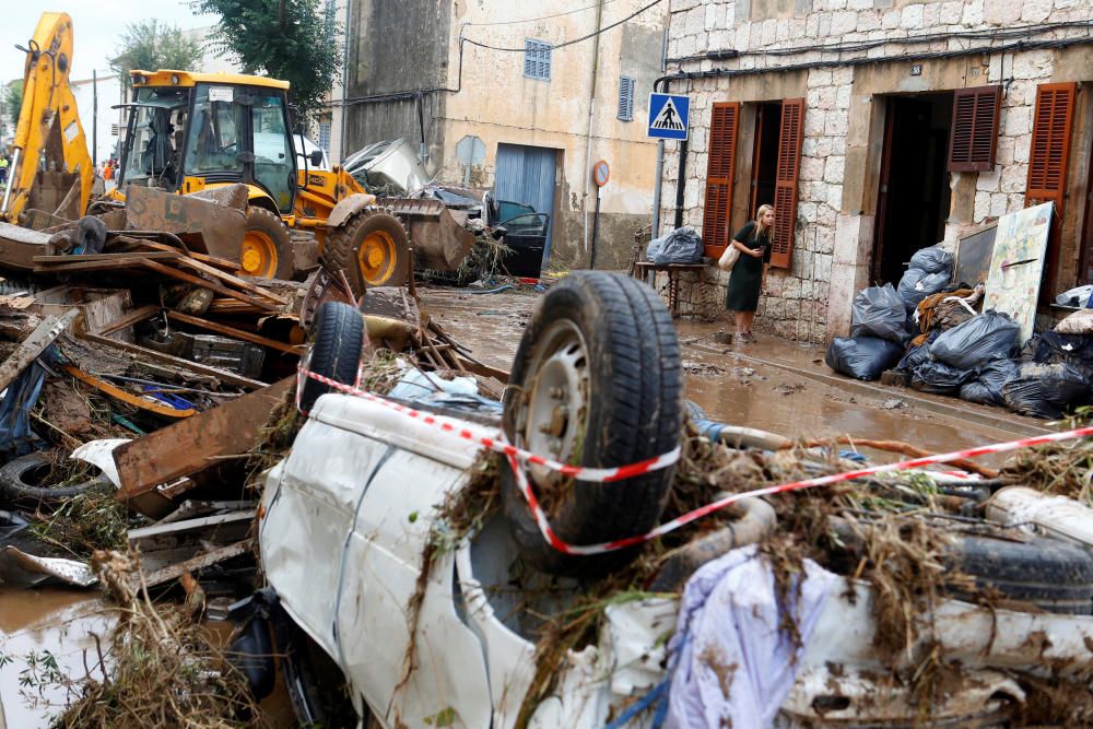 Calles y viviendas destrozadas tras las inundaciones en Sant Llorenç