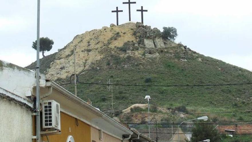 El monte Calvario de Rojales tiene instalado en su cima tres cruces permanentes.