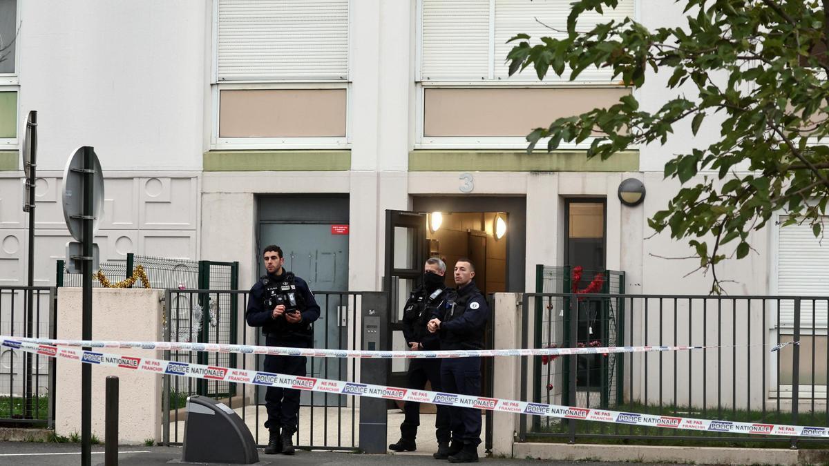Els cossos policials, a l'exterior de l'apartament on han aparegut els cadàvers a Meaux