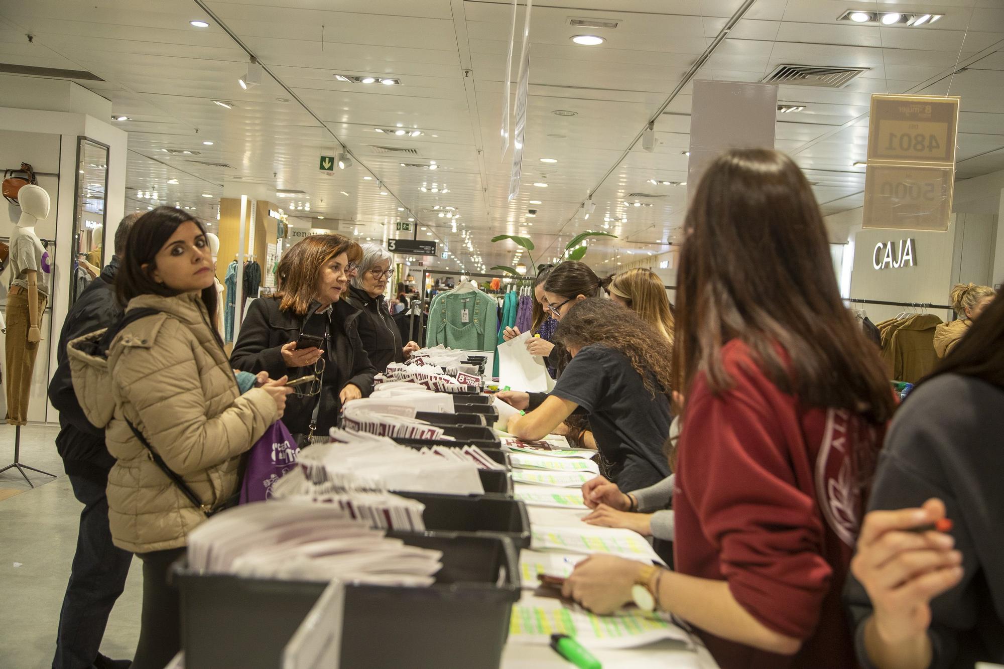 Entrega de dorsales de la Carrera de la Mujer (viernes por la tarde)