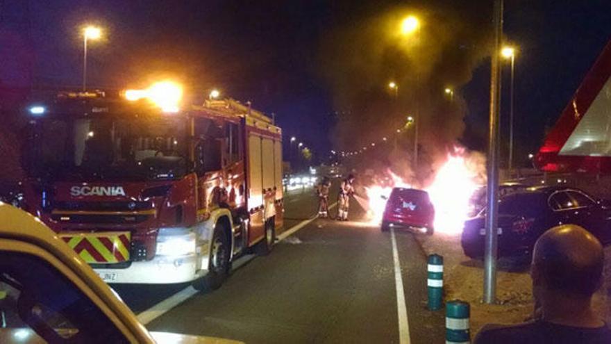 Arde un coche cerca del Hospital Álvaro Cunqueiro