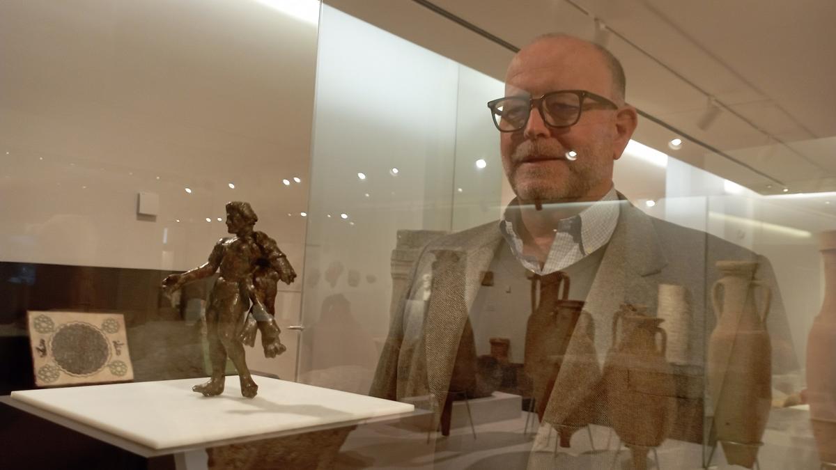 Alejandro Pérez-Malumbres, ante la figura de Hércules, en el Museo de Málaga, en diciembre.