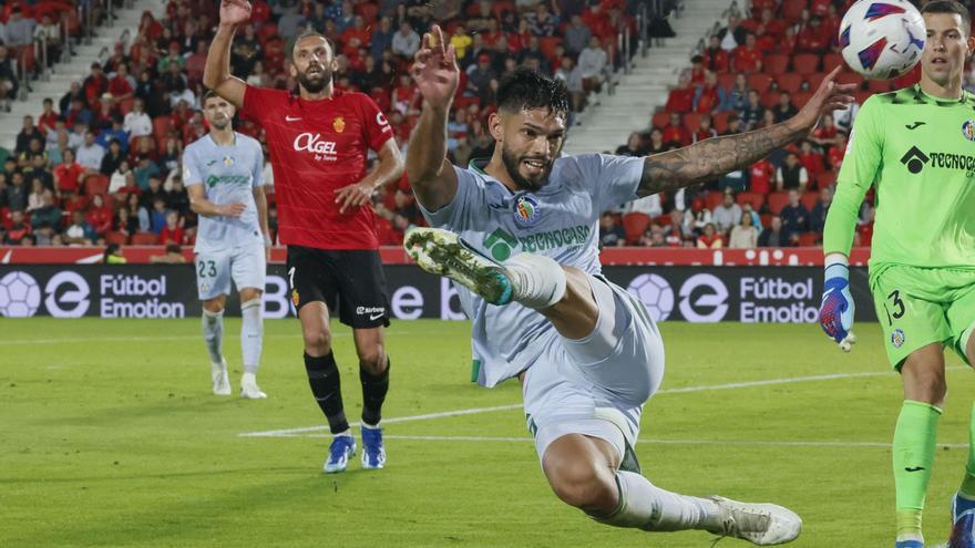 Omar Alderete von Getafe wehrt einen Schuss von Real Mallorca ab. Das wenig attraktive Spiel im Stadion Son Moix endete 0:0.   | FOTO: CLADERA/EFE