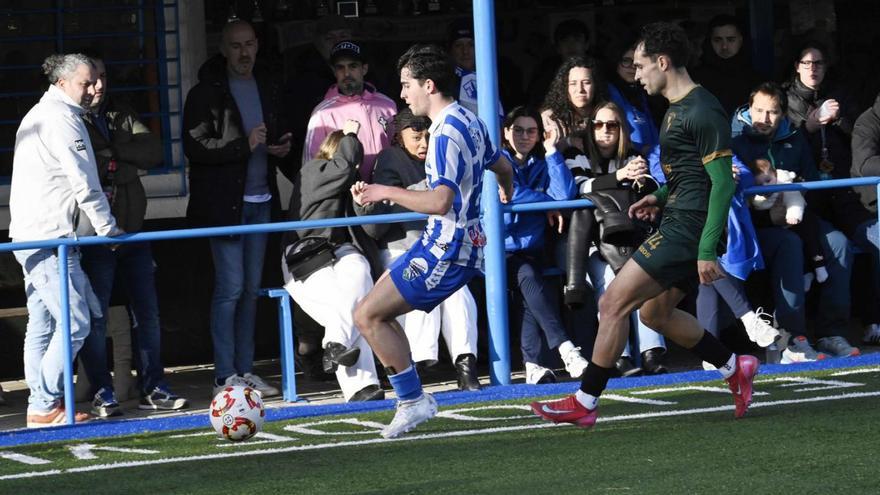 Un jugador del Valladares protege el balón ante un rival. | Pablo H. Gamarra