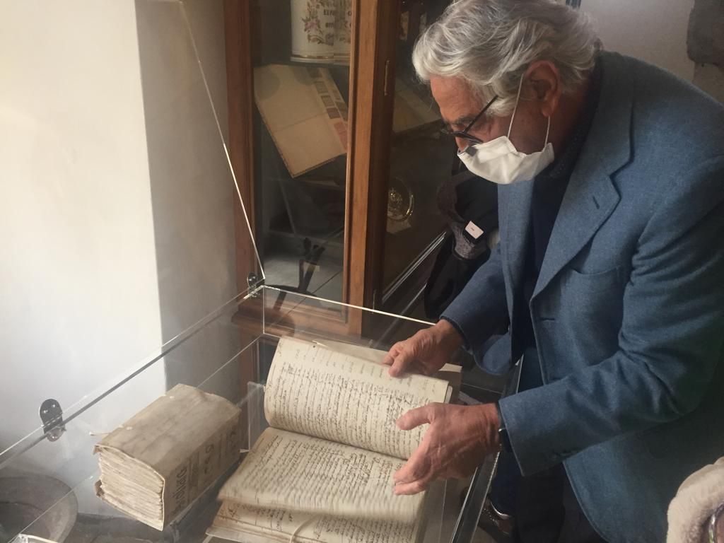 El presidente del Colegio de Farmacias muestra un manuscrito.