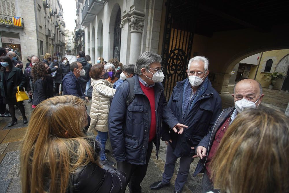 Companys, amics i familiars acomiaden en un acte sorpresa a l'interventor municipal