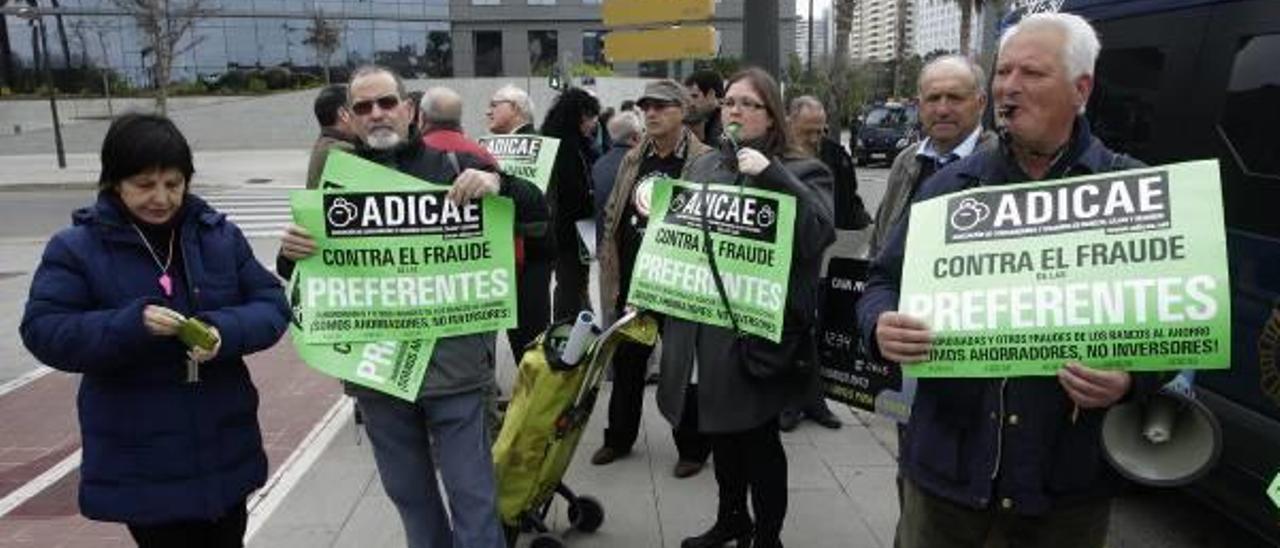 Afectados por las preferentes de Bankia, en una protesta en València.