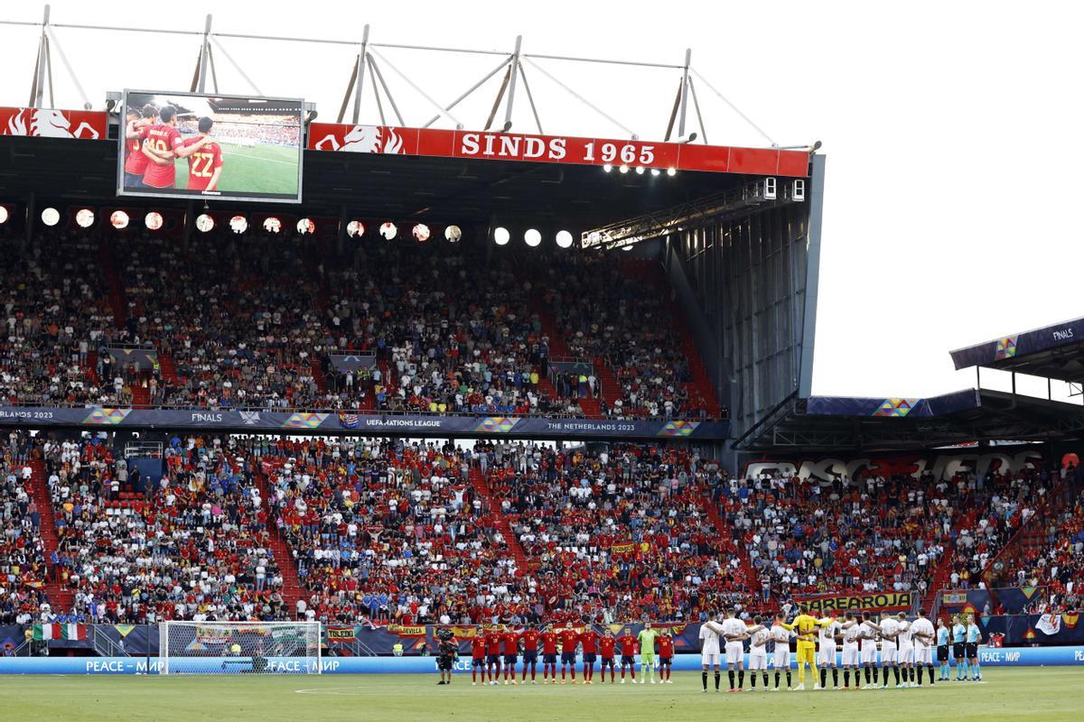 Enschede (Netherlands), 15/06/2023.- A minute of silence in memory of Silvio Berlusconi during the UEFA Nations League semi-final match between Spain and Italy at Stadion De Grolsch Veste in Enschede, Netherlands, 15 June 2023. (Italia, Países Bajos; Holanda, España) EFE/EPA/MAURICE VAN STEEN