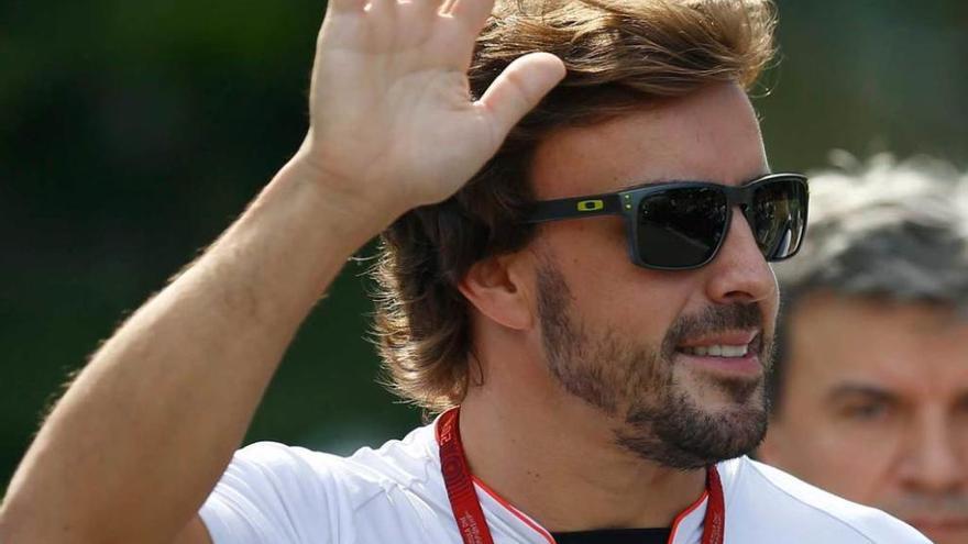 Fernando Alonso, saludando en el anterior Gran Premio, en Singapur.