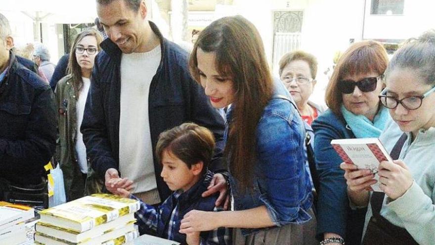 Sant Jordi en cap de setmana porta una gentada al Passeig Pere III de Manresa