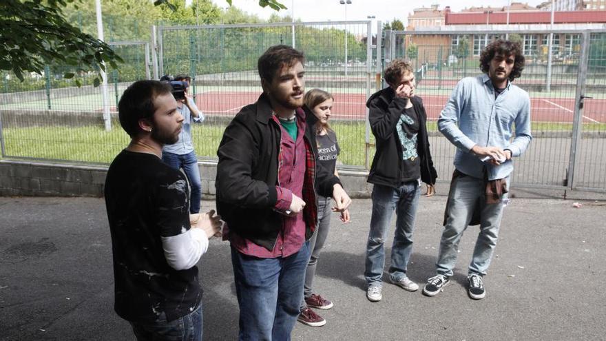 El grupo de estudiantes que intervino en el mitin de Susana Díaz en Gijón.