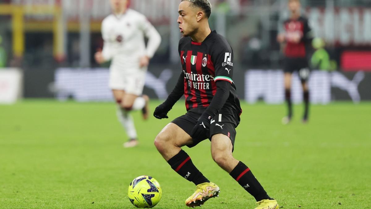 Sergió Dest, durante un partido de Serie A con el AC Milan