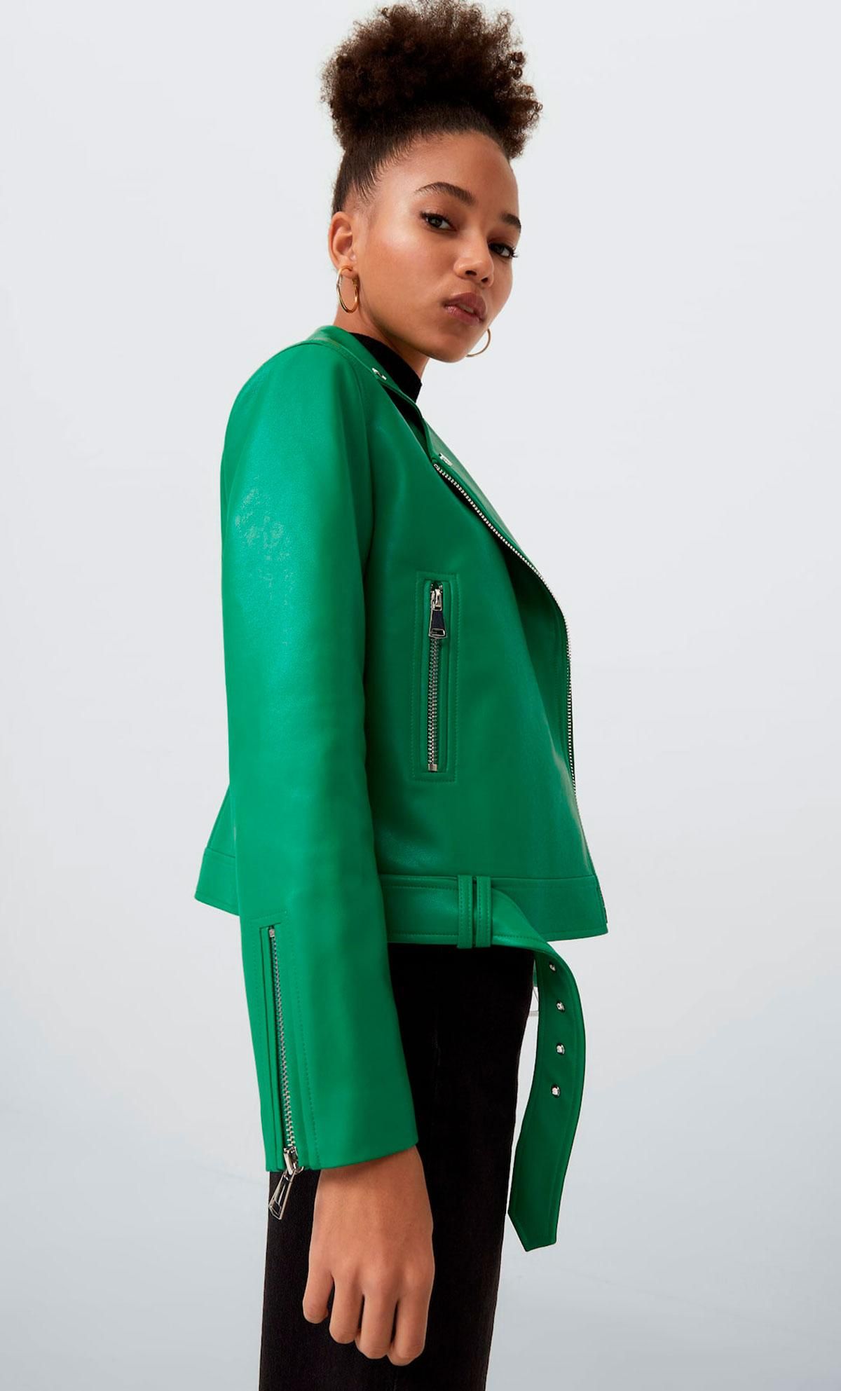 La biker verde Stradivarius es solo el principio, esta primavera volverás a tu chupa de cuero